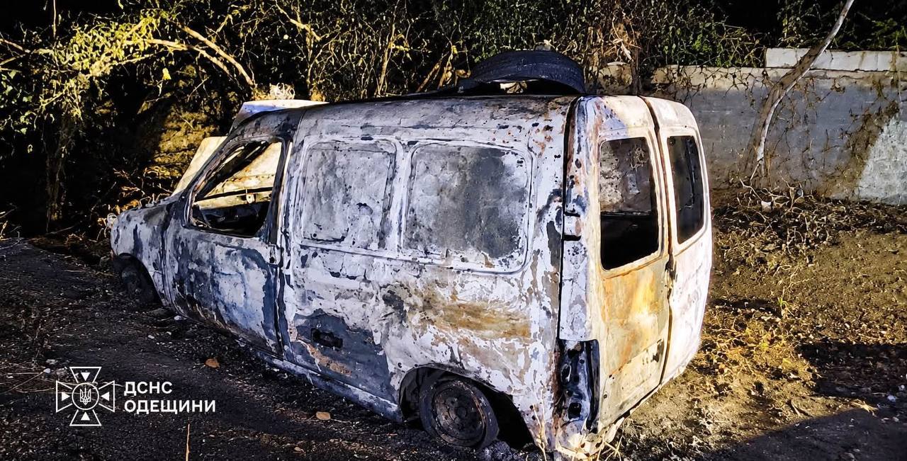 Палали будинки та автівки &mdash; на Одещині рятувальники гасили масштабні пожежі після ворожих ударів фото 2 1