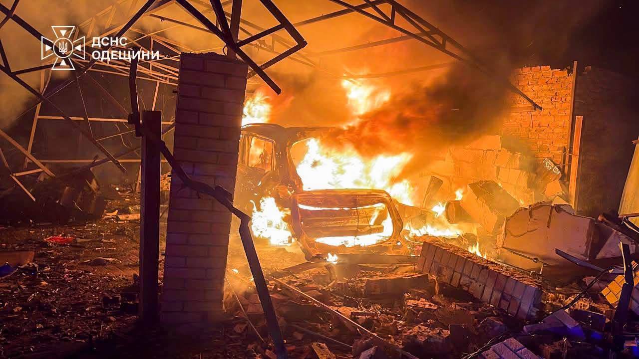 Палали будинки та автівки &mdash; на Одещині рятувальники гасили масштабні пожежі після ворожих ударів фото 3 2