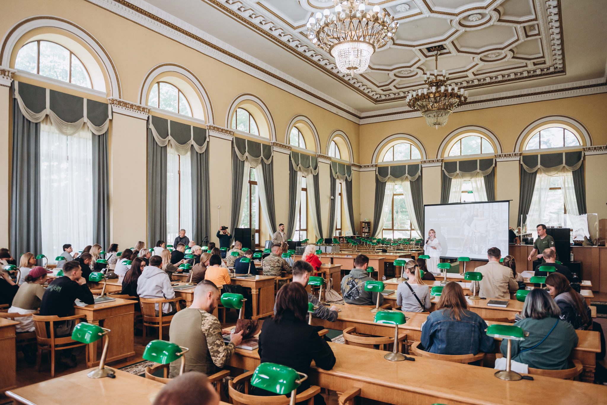 Оберігаючи правду під час війни: ПУМБ та фотографи Костянтин і Влада Ліберови презентували благодійний наклад книги "Очі війни" фото 2 1