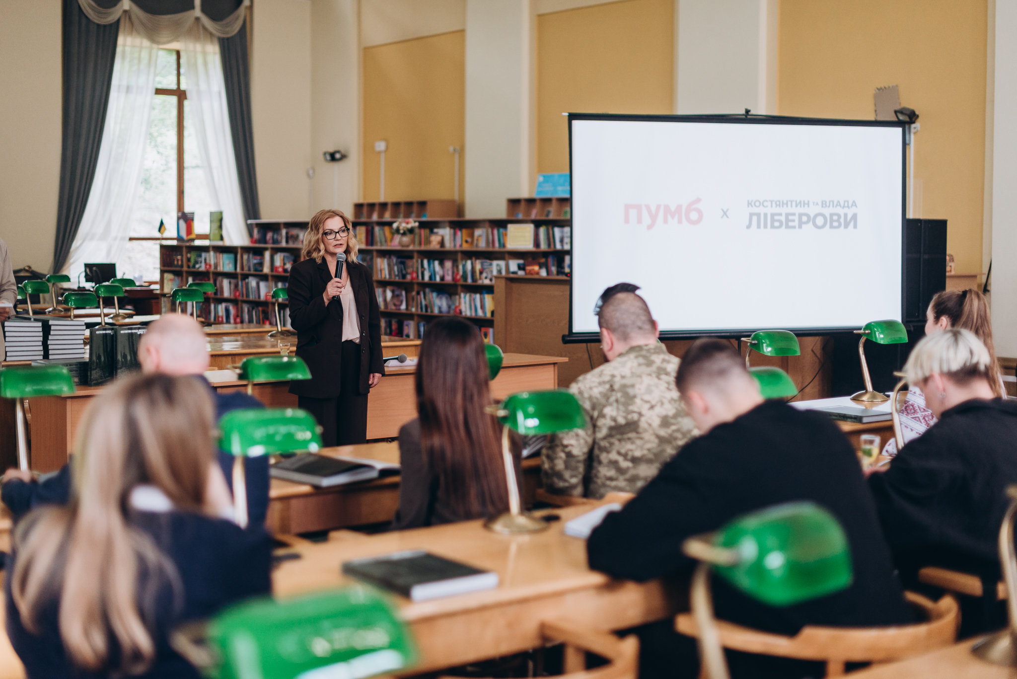 Оберігаючи правду під час війни: ПУМБ та фотографи Костянтин і Влада Ліберови презентували благодійний наклад книги "Очі війни" фото 3 2