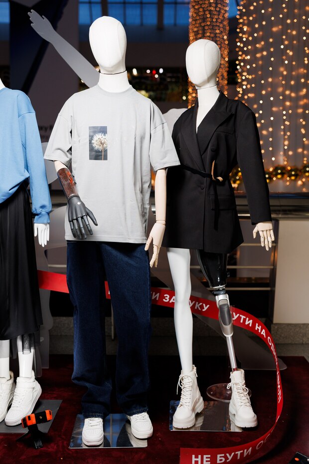 Різні, але рівні: у Дніпрі з’явилась брендзона "Жити назустріч"  з унікальними манекенами