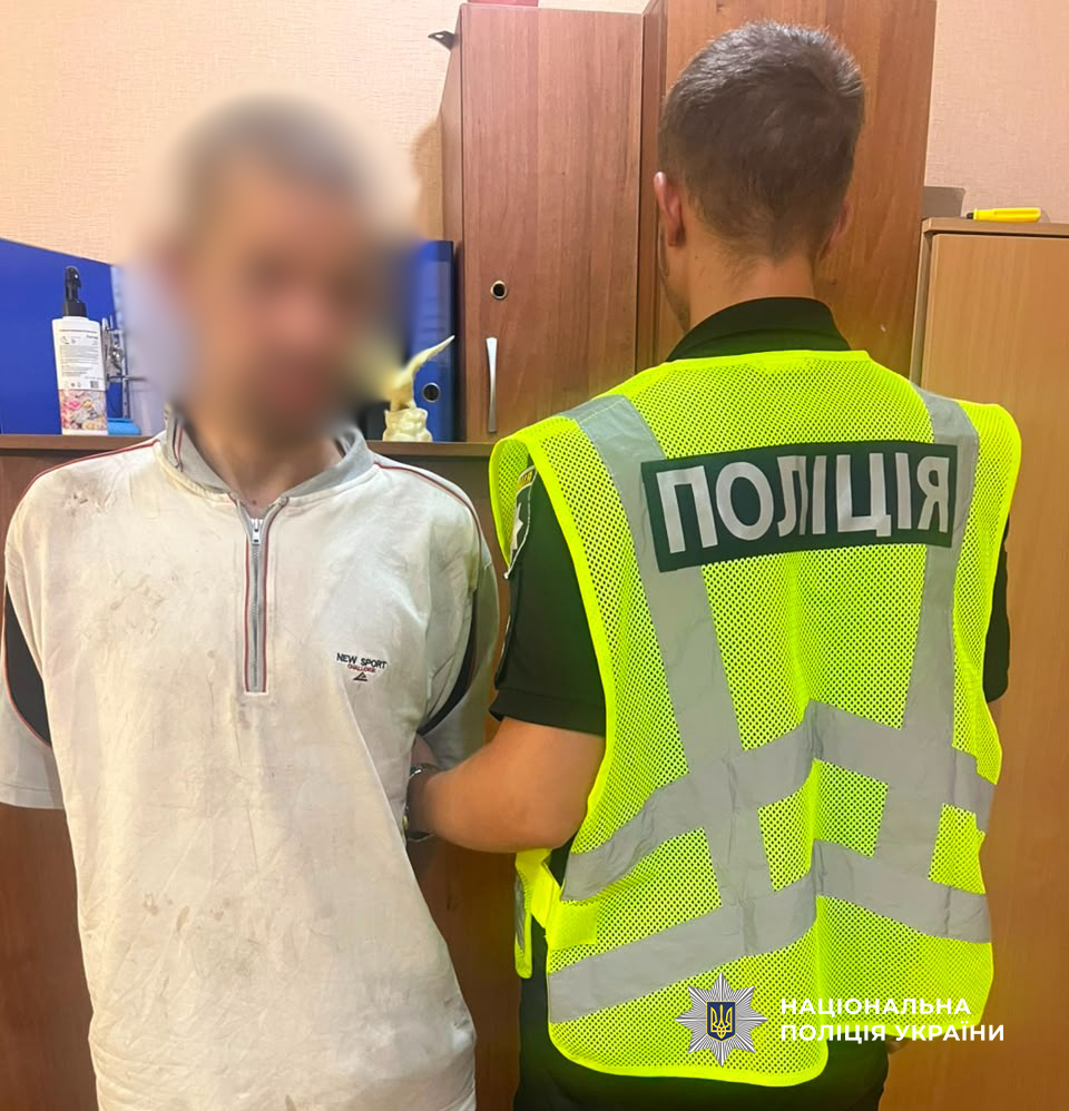 Молодой человек, которого обвиняют в надругательстве над флагом, с полицейским.