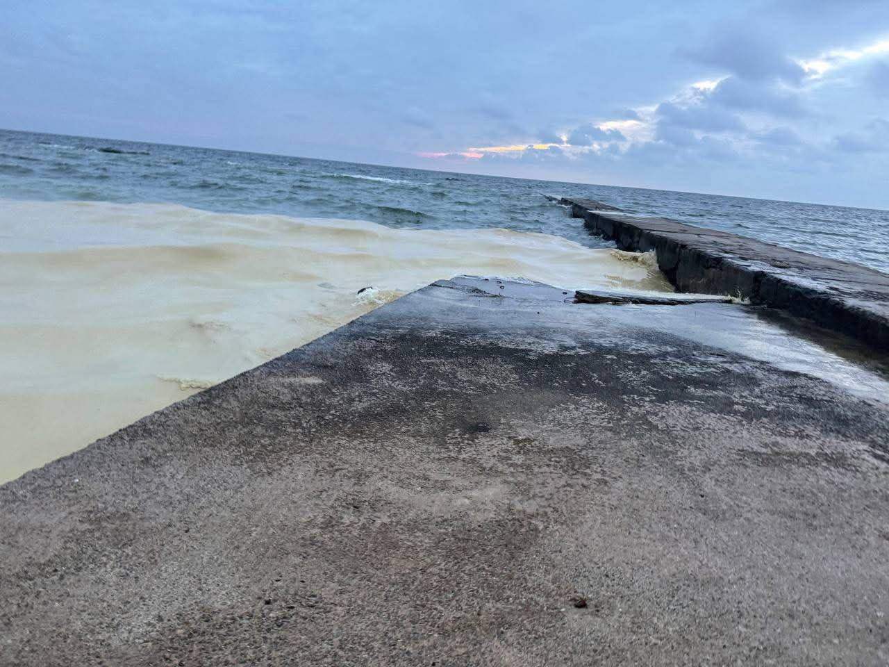 Забруднення Чорного моря в Одесі.