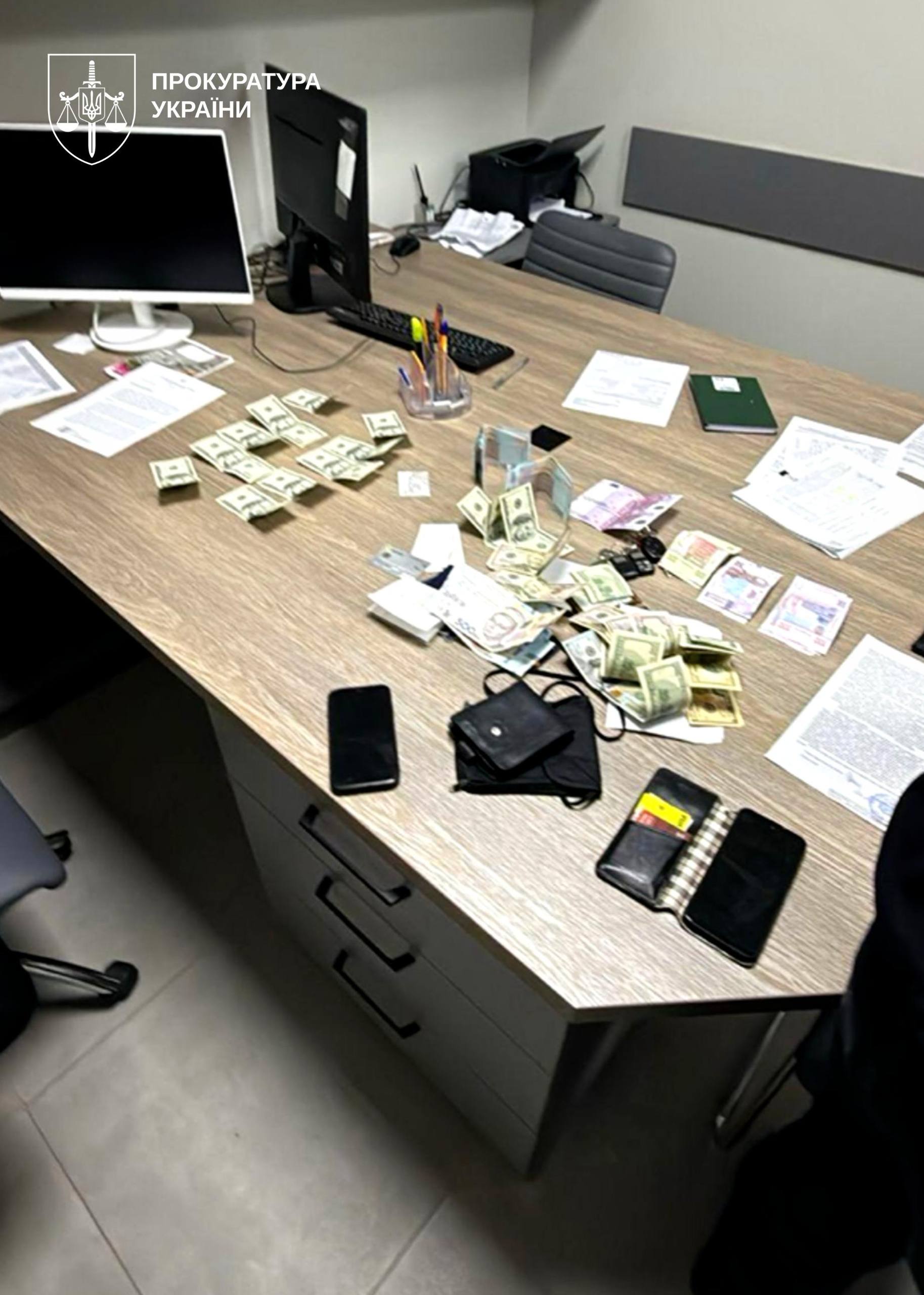 Гроші, які митник отримав від підприємців за оформлення вантажів.