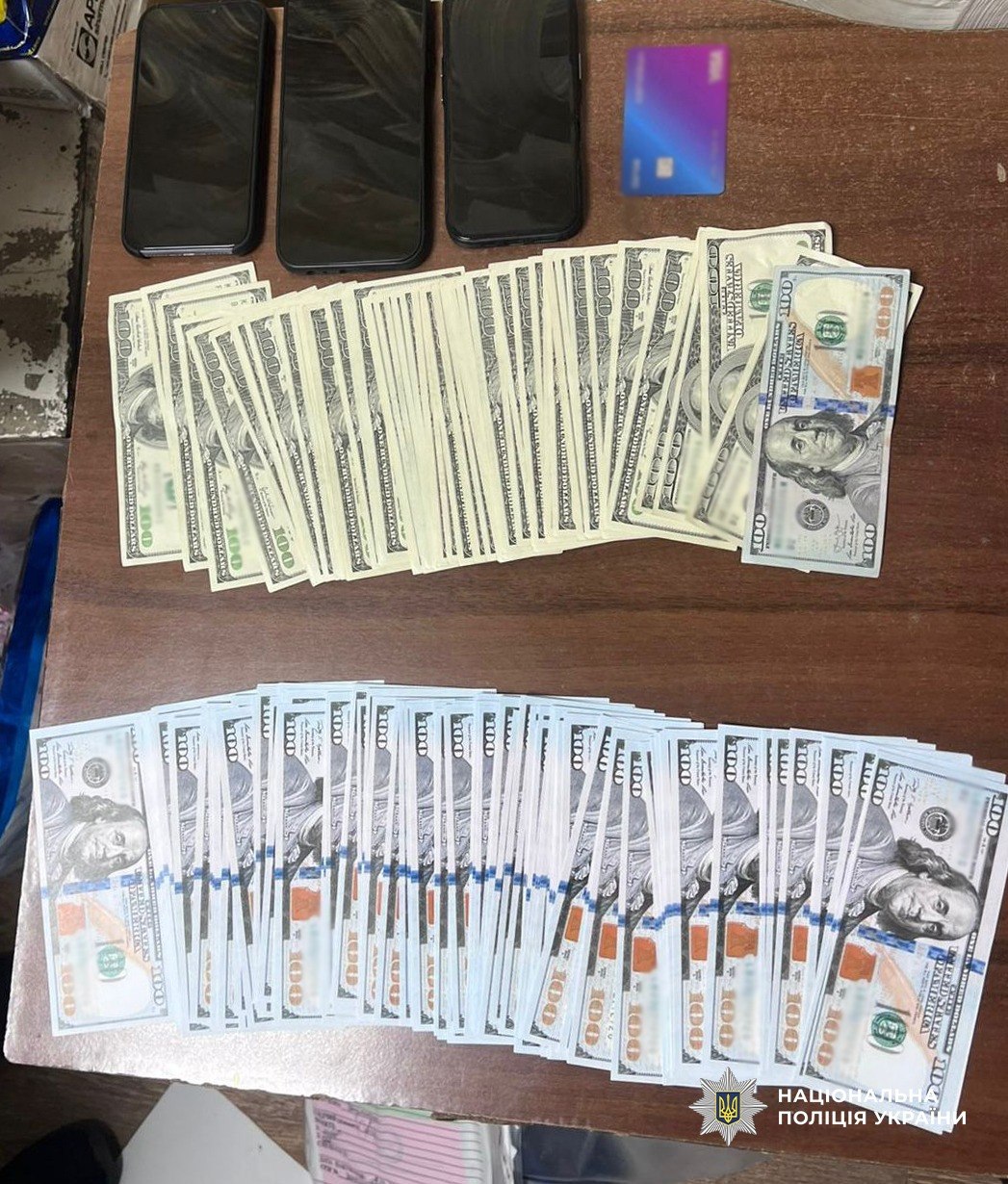 Вещественные доказательства, которые изъяли у задержанных.