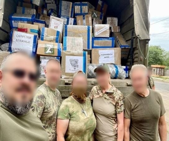 Российские военные с товарами, которые им передал чиновник одной из республик РФ.
