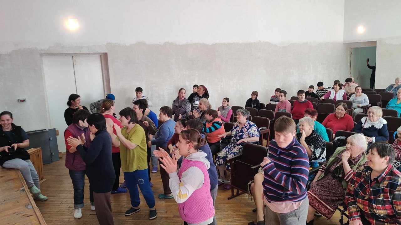 Жители интерната после концерта.