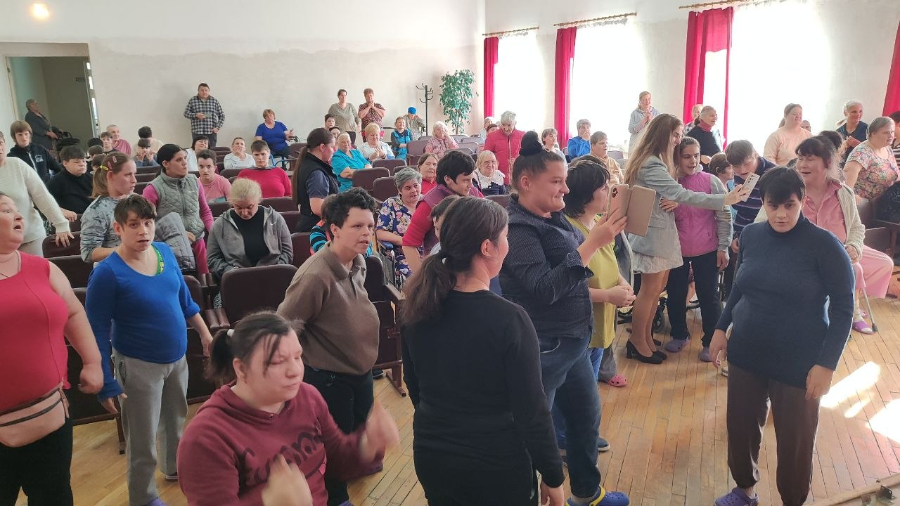 Жители интерната после концерта.