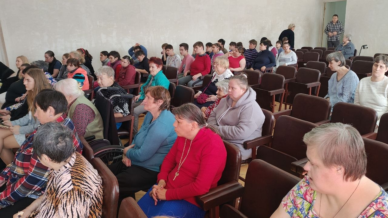 Жители интерната во время концерта.