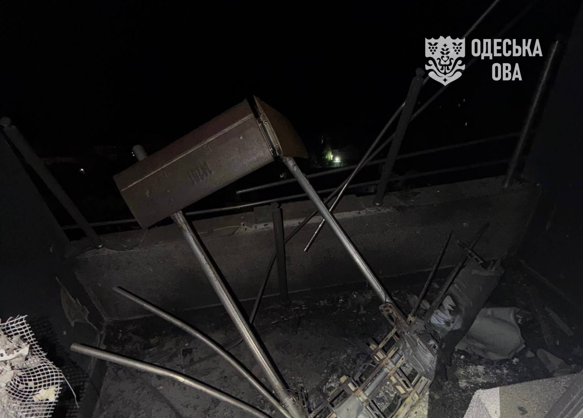 Разрушения в многоэтажке в Одессе после обстрела вечером 14 октября 2026 года.