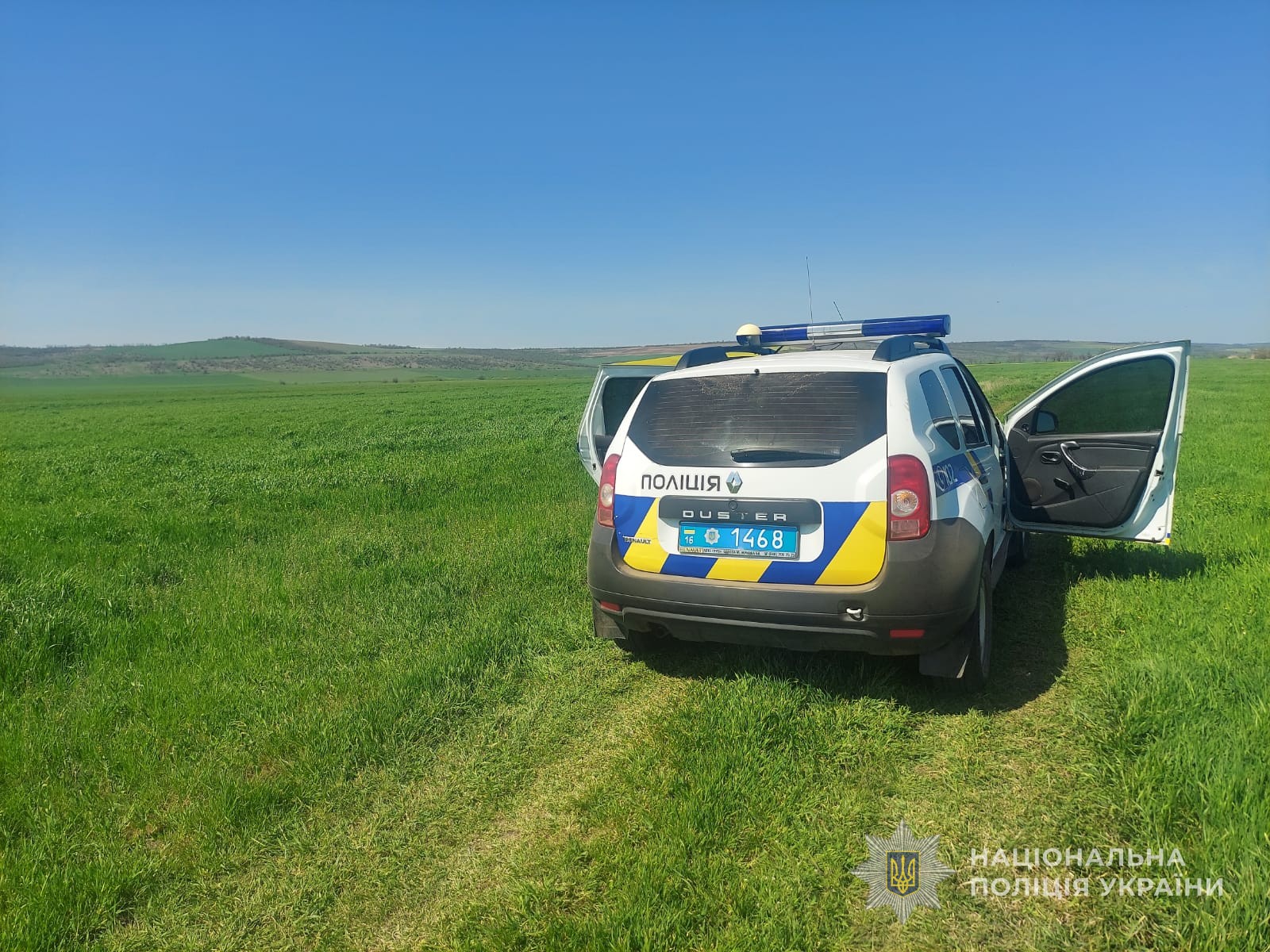 Полицейский автомобиль на территории земельного участка, который присвоил житель Одесской области.