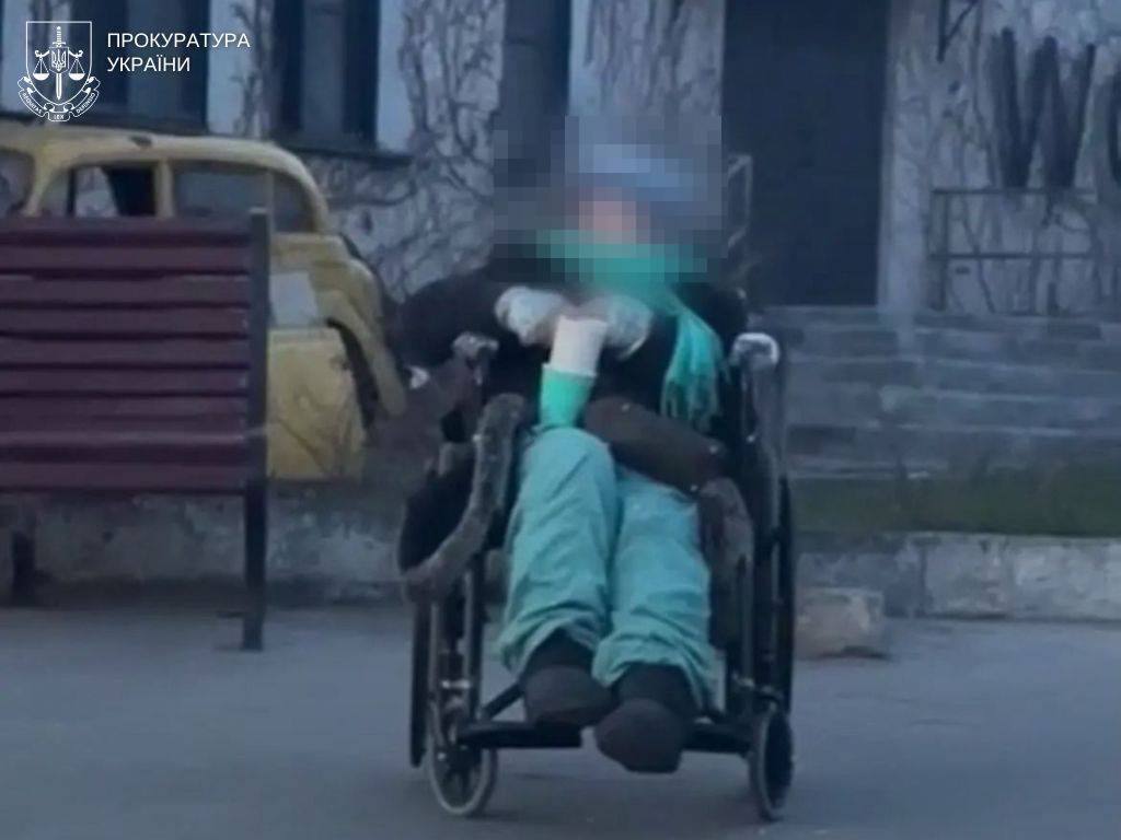 Пожилая женщина просит подаяние.