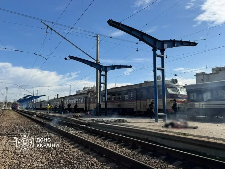Російський реактивний дрон вдарив по залізничному вокзалу в Дніпрі: 13 загиблих.