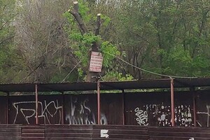 Установили забор и пилят деревья: что строят в Одессе на Марсельской  фото 1