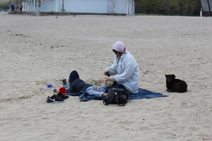Не удержались: одесситы открыли пляжный сезон фото 5