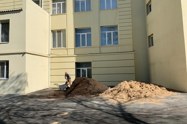 Обустроили спортплощадку: как продвигается ремонт школы на Старопортофранковской фото 3