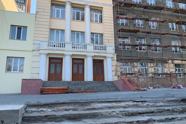 Обустроили спортплощадку: как продвигается ремонт школы на Старопортофранковской фото 10