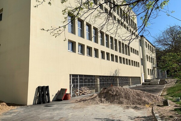 Обустроили спортплощадку: как продвигается ремонт школы на Старопортофранковской фото 12