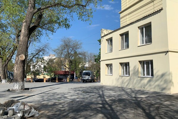 Обустроили спортплощадку: как продвигается ремонт школы на Старопортофранковской фото 15