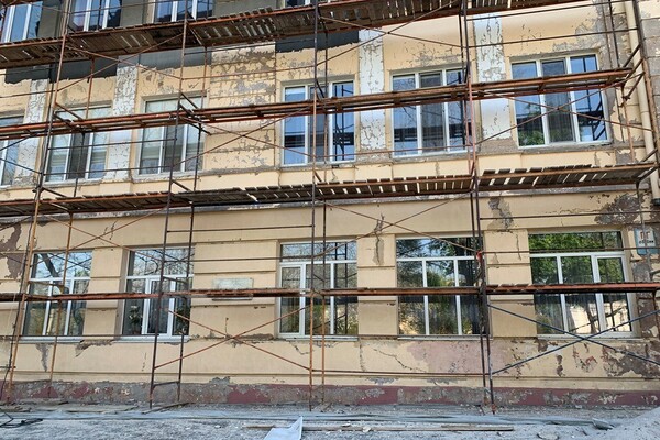 Обустроили спортплощадку: как продвигается ремонт школы на Старопортофранковской фото 20