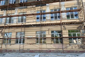 Обустроили спортплощадку: как продвигается ремонт школы на Старопортофранковской фото 20