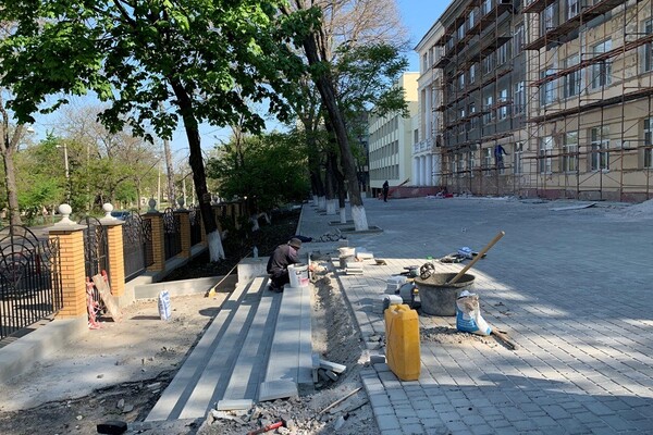 Обустроили спортплощадку: как продвигается ремонт школы на Старопортофранковской фото 22