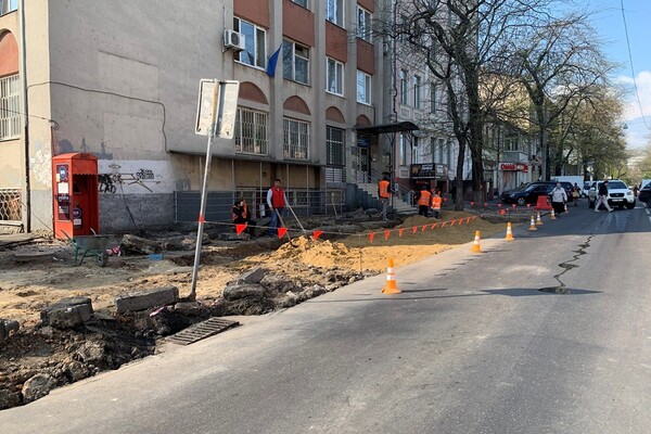 В Одессе на Торговой ремонтируют тротуар: когда закончат  фото