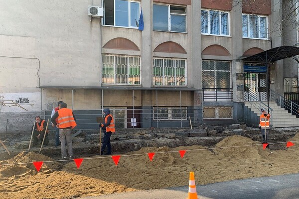 В Одессе на Торговой ремонтируют тротуар: когда закончат  фото 1