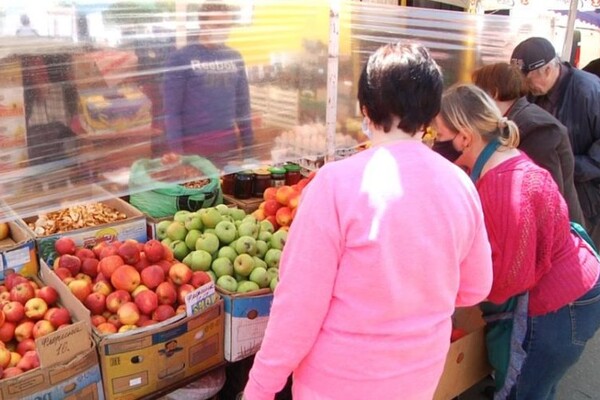 Защита от коронавируса по-одесски: киоски на рынках обтянули пленкой  фото 1