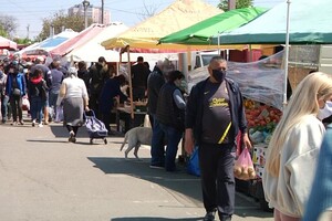Защита от коронавируса по-одесски: киоски на рынках обтянули пленкой  фото 6