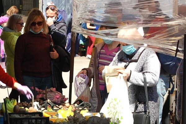 Защита от коронавируса по-одесски: киоски на рынках обтянули пленкой  фото 7