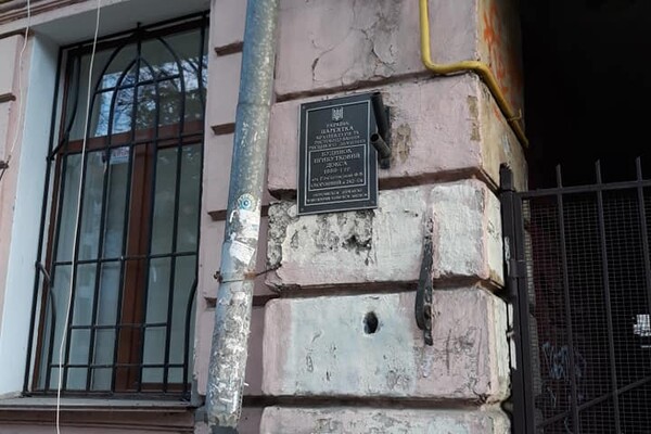 В Одессе украли горельеф Жаботинскому: есть реакция посольства Израиля  фото 1