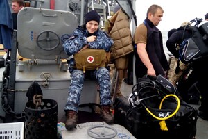 Впервые в Украине: в Одессе девушка стала военным водолазом  фото 1
