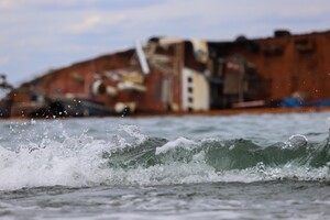 Пляж закроют: что с утечкой нефтепродуктов из танкера Delfi в Одессе  фото