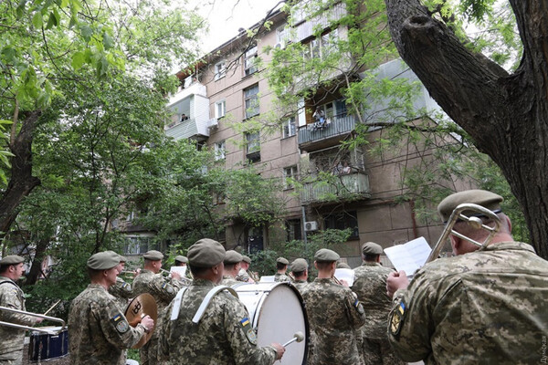 Оркестр Военной академии Одессы устроил концерт под окнами 99-летнего ветерана фото 2
