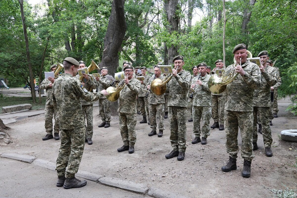 Оркестр Военной академии Одессы устроил концерт под окнами 99-летнего ветерана фото 3