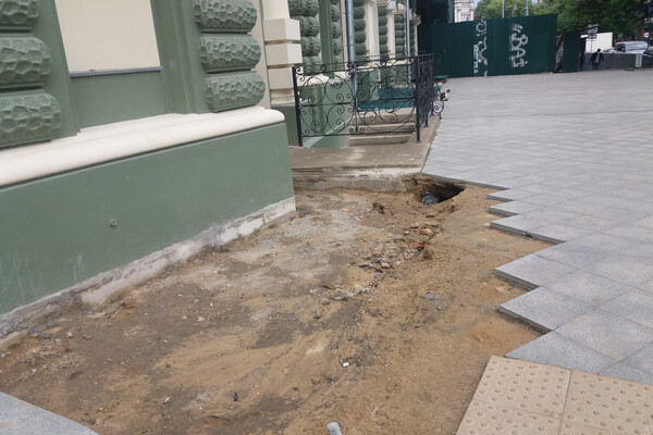 Провал и смыв плитки: как дождь повлиял на обновленный дом Руссова фото 3
