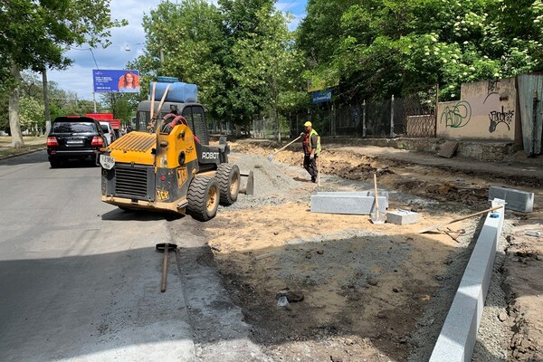 По дороге к морю: на улице Академической ремонтируют тротуар фото