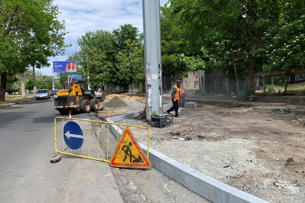 По дороге к морю: на улице Академической ремонтируют тротуар фото 1