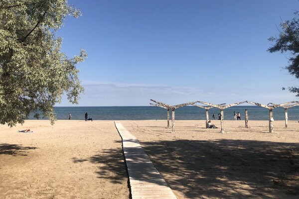 Прогулка по Лузановке: как главный пляж поселка Котовского готовится к лету фото 12