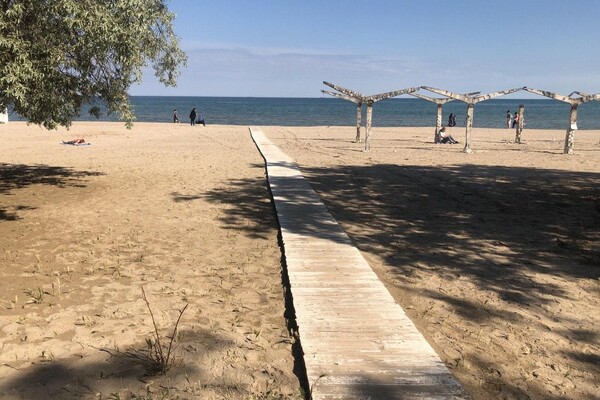 Прогулка по Лузановке: как главный пляж поселка Котовского готовится к лету фото 24