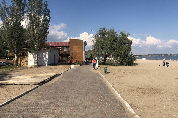 Прогулка по Лузановке: как главный пляж поселка Котовского готовится к лету фото 33