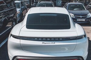 Обошел Tesla: по Одессе ездят электрические суперкары Porsche Taycan фото