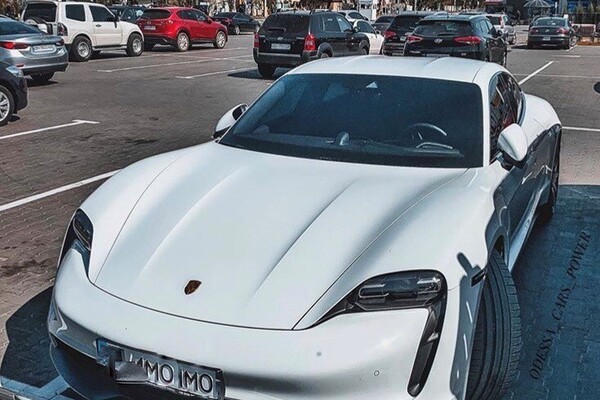Обошел Tesla: по Одессе ездят электрические суперкары Porsche Taycan фото 1