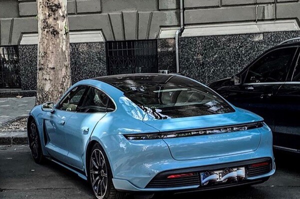 Обошел Tesla: по Одессе ездят электрические суперкары Porsche Taycan фото 2