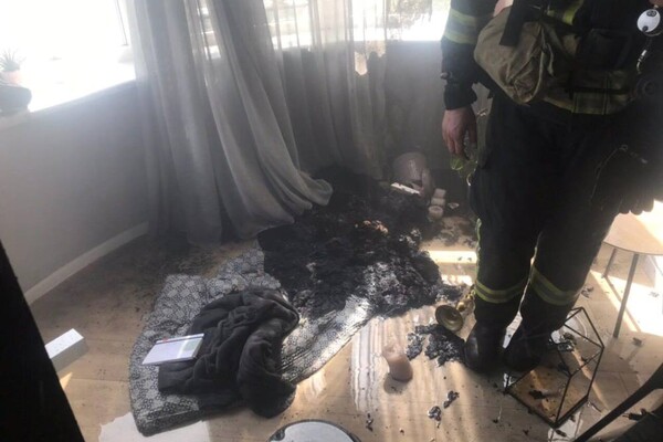 На Таирова загорелась квартира в многоэтажке: 42 спасателя спасали крысу и кота фото