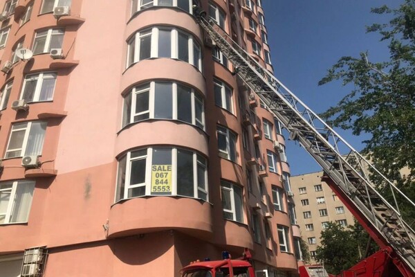 На Таирова загорелась квартира в многоэтажке: 42 спасателя спасали крысу и кота фото 1