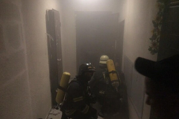 На Таирова загорелась квартира в многоэтажке: 42 спасателя спасали крысу и кота фото 2