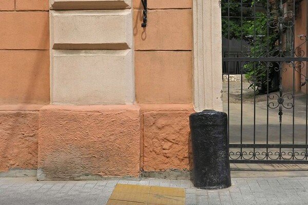 Убогоустройство: плитка в Воронцовском переулке уже потрескалась фото 4
