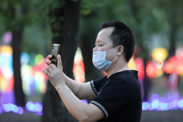 Сотни китайских огней и пропуск только в масках: что за мероприятия проходят в Савицком парке фото 2